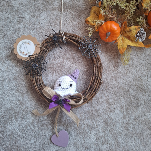 Háčkovaný věnec s duchem na Halloween