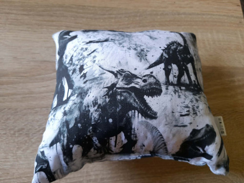 Černobílý dinosaurus - dekorační mini polštářek