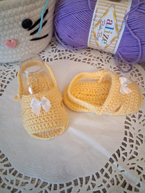 Háčkované baby sandálky Slunečný obláček (6–9 m)