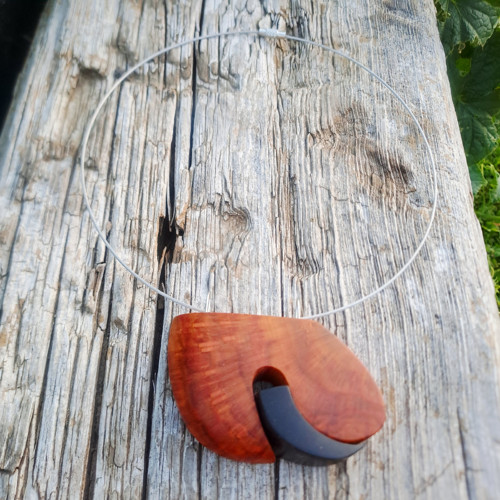 Náhrdelník Tongue