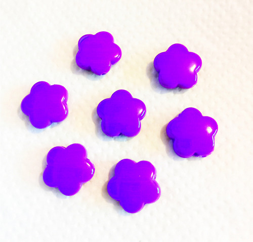 Plastové korálky kytičky purpurové (20ks)