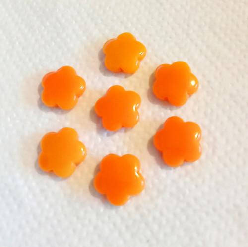 Plastové korálky kytičky oranžové (20ks)