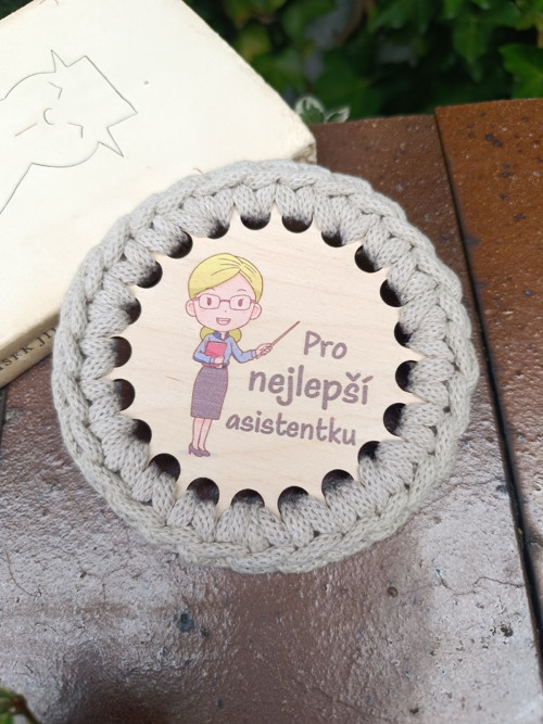 Háčkovaný podtácek pro asistentku