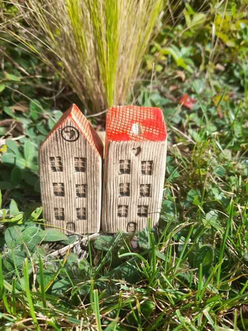 2 domečky burel proužek, červená stříška mřížka