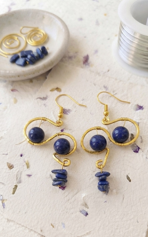 Temně modré křivky s lapis lazuli — foto 1