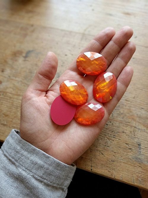 Velké plastové kabošony 4x3cm (30ks)