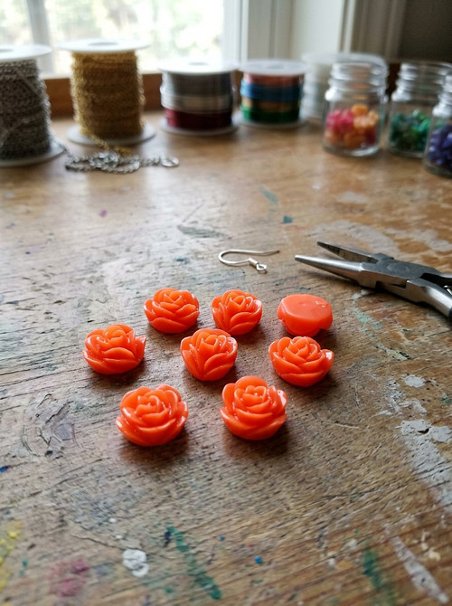 Malý plastový kabošon růže, oranžová (30ks)