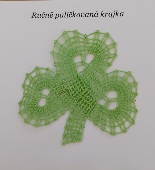 Ručně paličkovaný třílístek - světlounce zelený