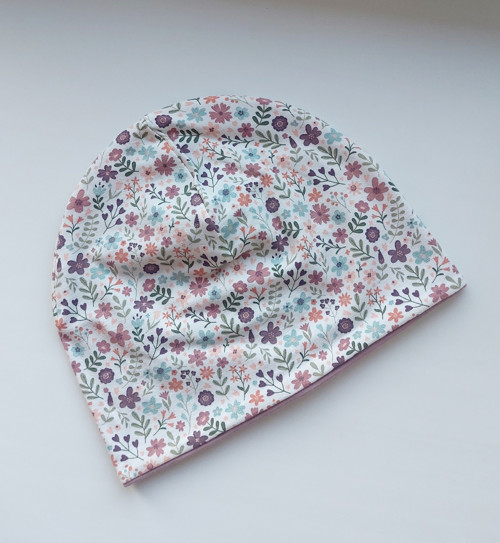 Čepička s kvítky 50 - 52 cm