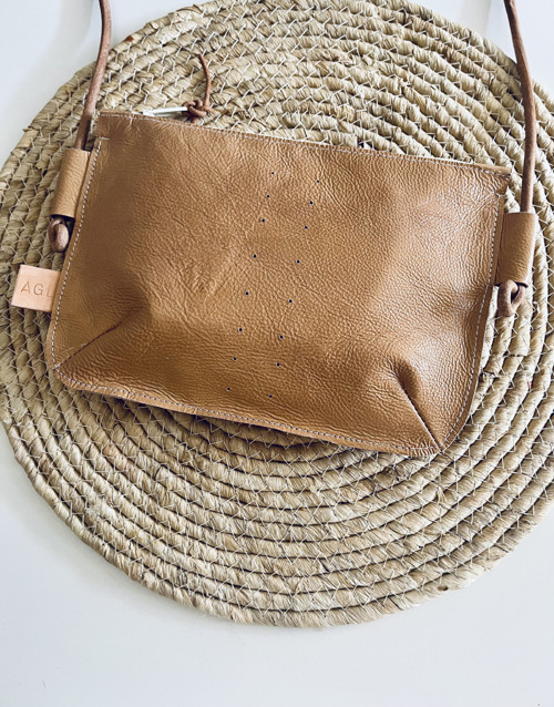 Kožená taštička crossbody pruh okrová