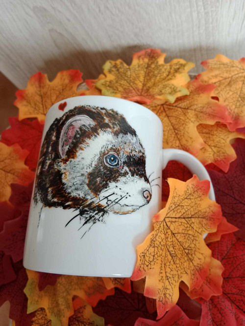 Ručně malovaný porcelánový hrnek – fretka