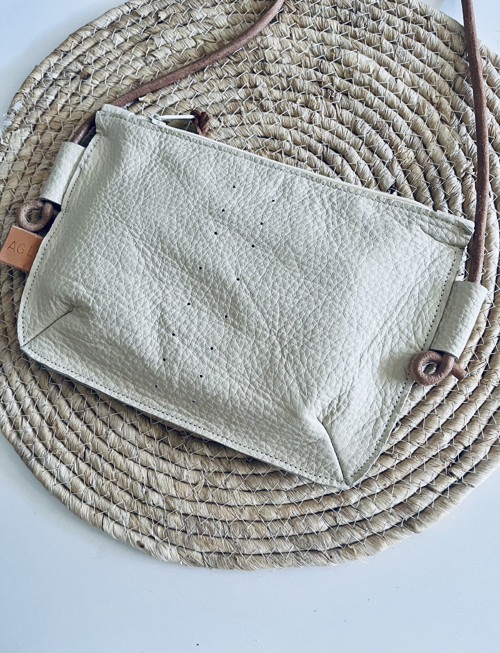 Kožená taštička crossbody pruh smetanová