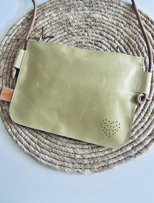 Kožená taštička crossbody srdce limetka
