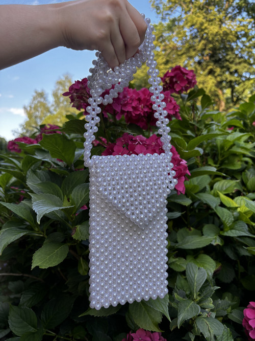Perlová mini kabelka na telefon – Bílá elegance
