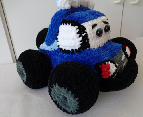 Háčkované auto Broňa