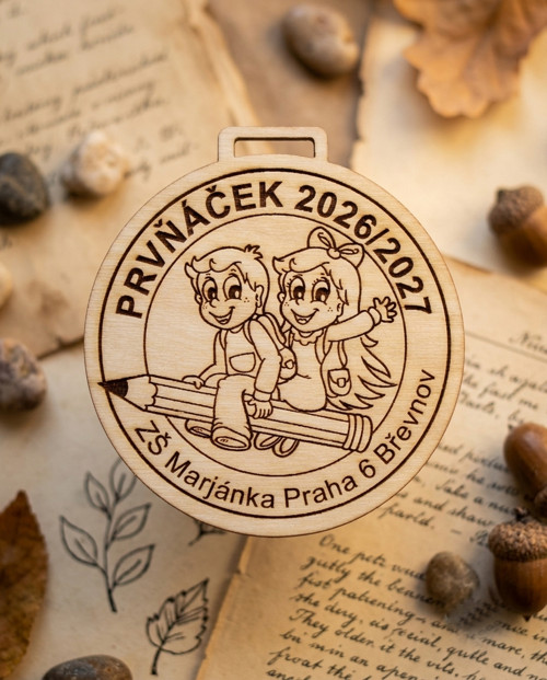 Dřevěná gravírovaná medaile Prvňáček 9 cm