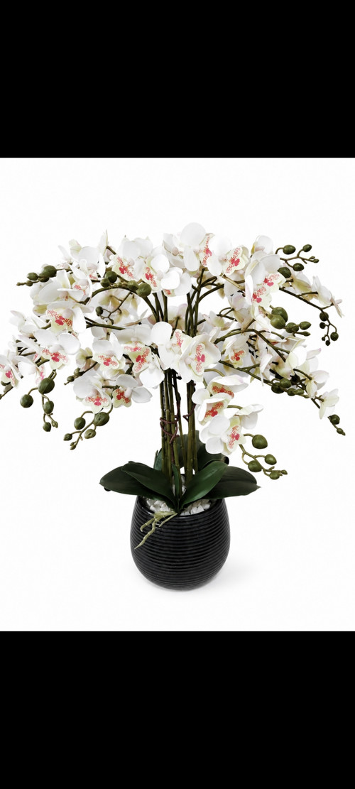 Bohatá umělá orchidej v černém rýhovaném květináči