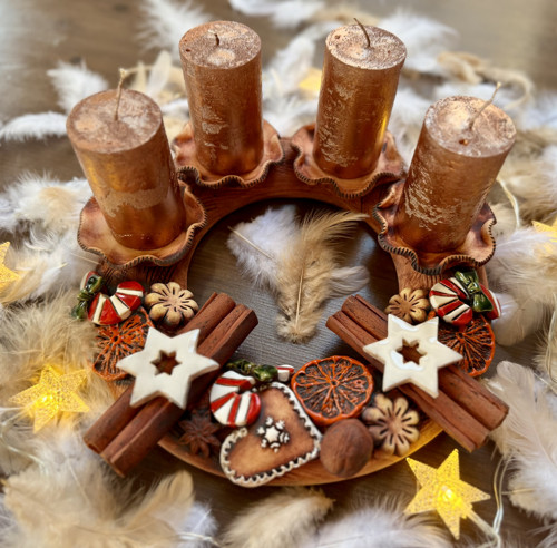 Adventní věnec s vůní cukroví a skořice…