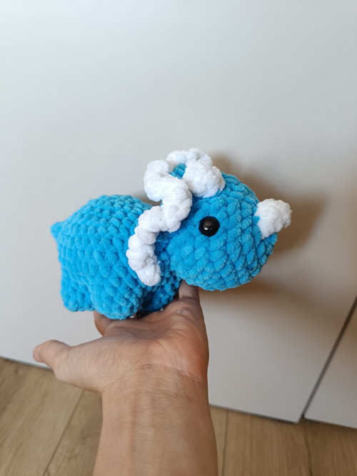 Háčkovaný triceratops