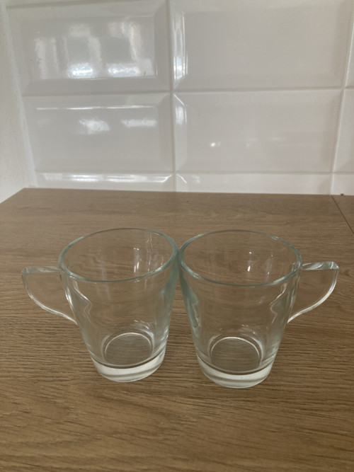 2 skleněné designové šálky na kávu