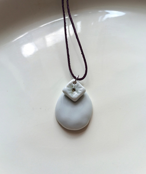 Přívěsek z porcelánu