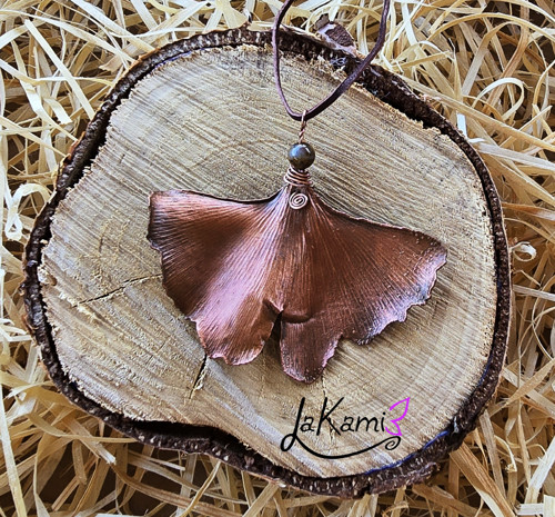 Jinan dvoulaločný (Ginkgo biloba) v mědi s opálem