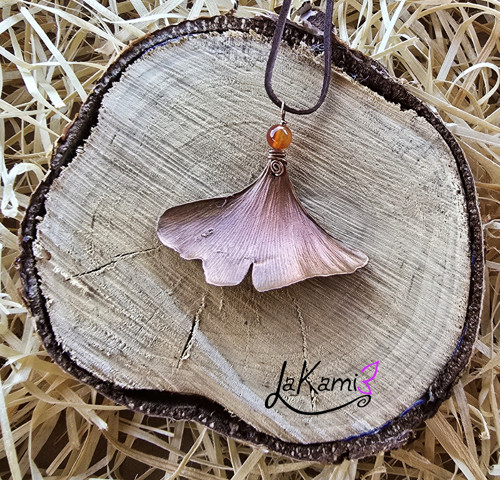 Jinan dvoulaločný (Ginkgo biloba) s karneolem