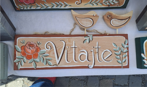 Dřevěná malovaná cedule s ptáčky "Vítejte"