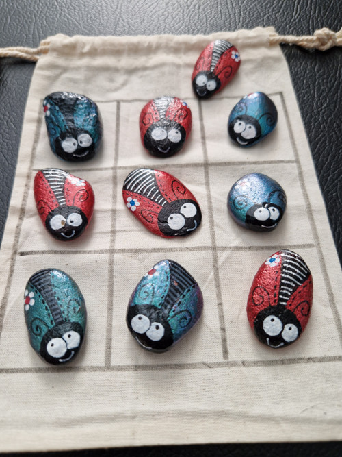 Malované kamínky - hra tic tac toe "broučci"