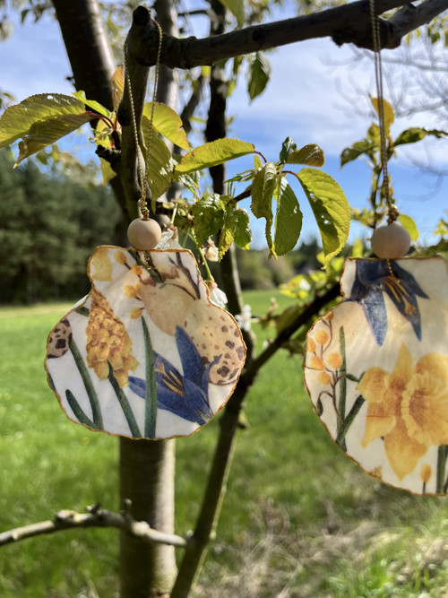 Závěsné dekorace z mušlí – jarní motiv