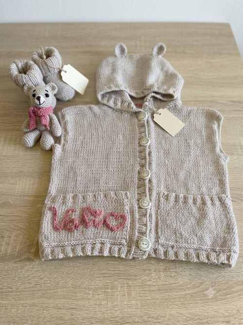 Ručně pletená baby souprava s vyšitým jménem