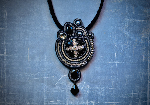Strapcový soutache náhrdelník "Královna noci"