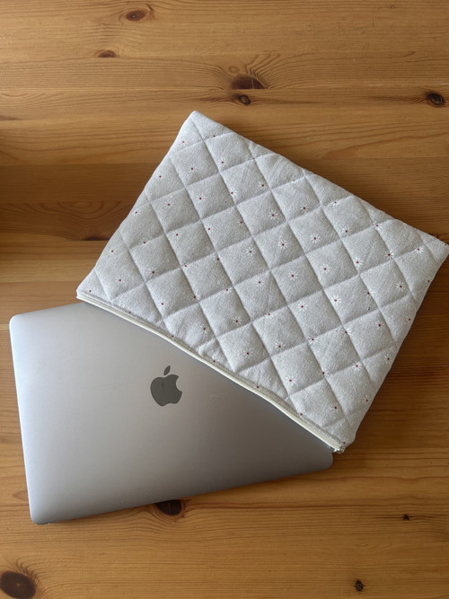 Prošívaný obal na MacBook – Bílé kvítí