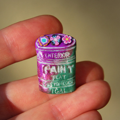 Veselá plechovka barvy - pin
