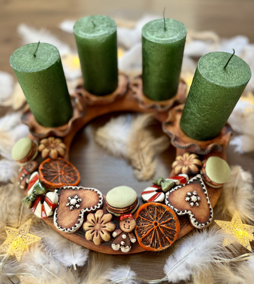 Adventní věnec s vůní cukroví, perníku a pomeranů…