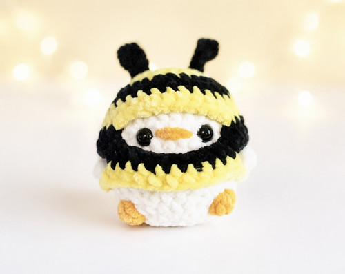 Cute kachnička ve včelím kostýmku