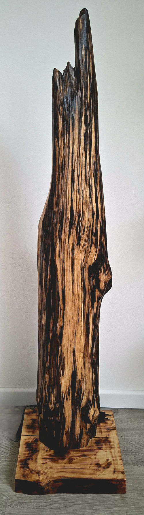 Stojací lampa z masivního dřeva