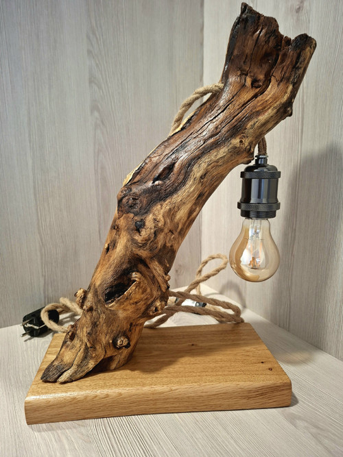 Lampa z akátového dřeva