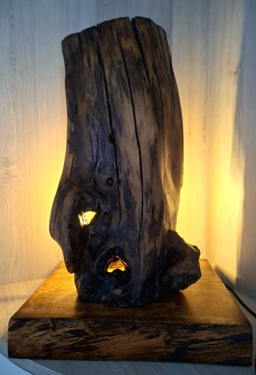 Lampa z akátového dřeva