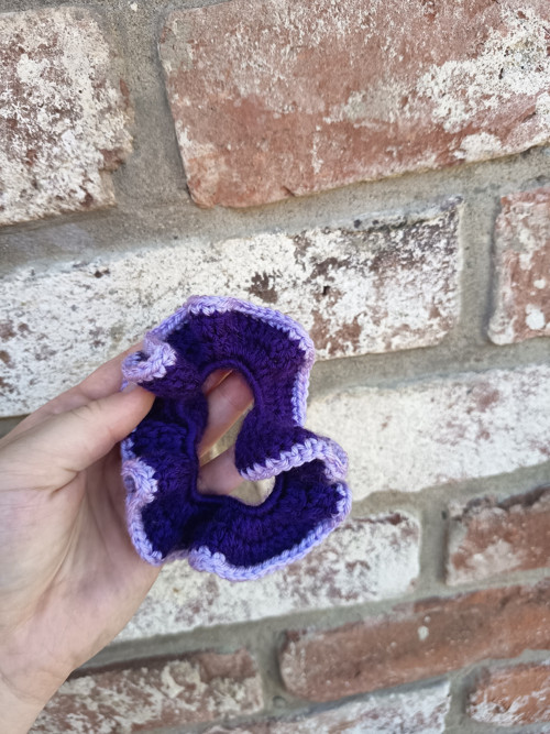 Háčkovaná scrunchie gumička - tmavě fialová