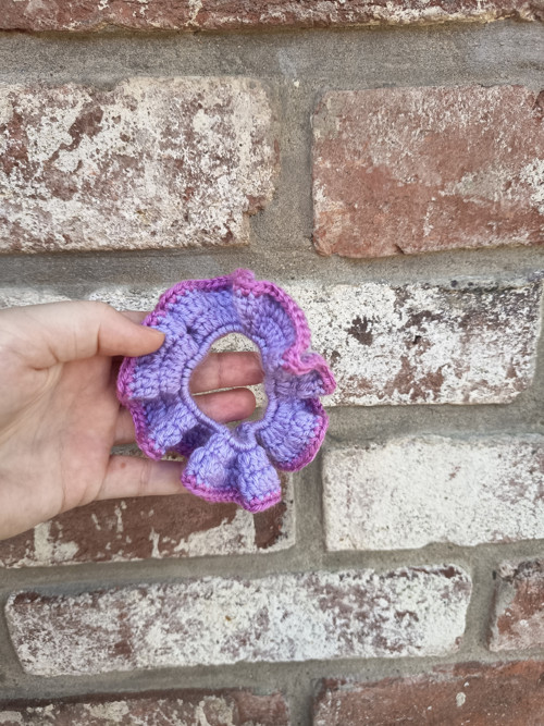 Háčkovaná scrunchie gumička - fialovo růžová