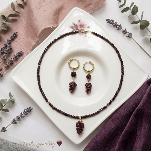 Elegantní nahrdelnik z přírodního granátu