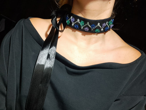 Ručné vyšívaný choker na vázání