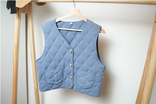 Prošívaná vesta dusty blue