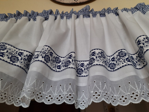Záclonka s bordurou a krajkou