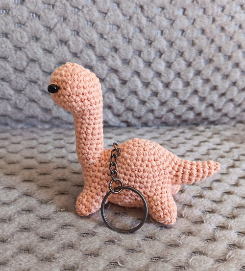 Háčkovaný dinosaurus