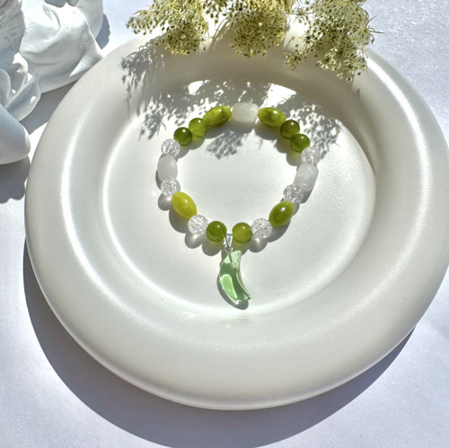 Náramek z peridotu a chalcedonu s přívěskem