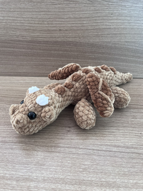 Háčkovaný Drak - hnědý (30 cm)
