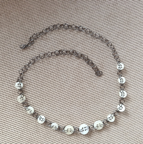 Řetízkový náhrdelník s bílými knoflíčky