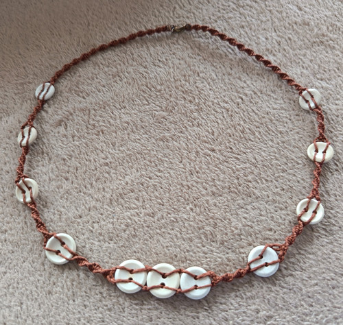 Macramé náhrdelník s knoflíčky — foto 1